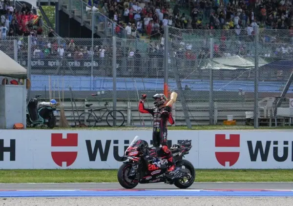 Abbiamo scoperto la vera storia della gamba di Aldo, Giovanni e Giacomo che Marco Bezzecchi s&rsquo;&egrave; portato sul podio della Sprint di Misano