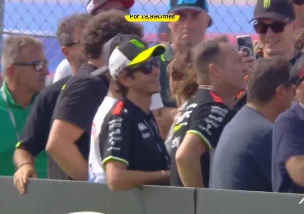 Oh, ma state bene? Quel video virale di DAZN Spagna su Valentino Rossi al crash di Marc Marquez &egrave; peggio dei fischi 