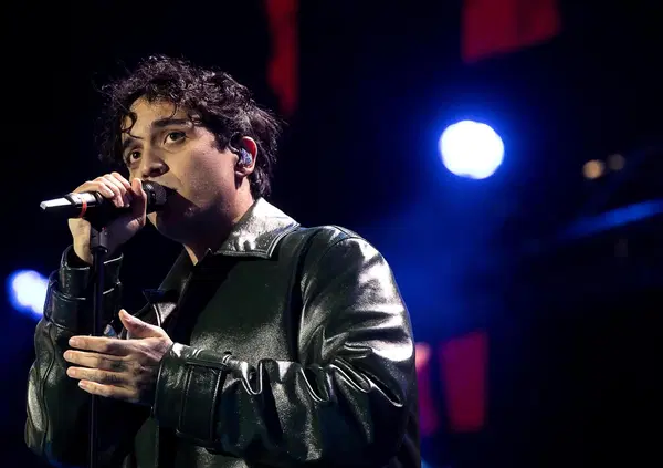 Siamo andati al concerto di Tananai alla Reggia di Caserta, ma com&rsquo;&egrave; stato? Ormoni alle stelle, stecche occasionali e l&rsquo;ultima danza del tour Calmocobra