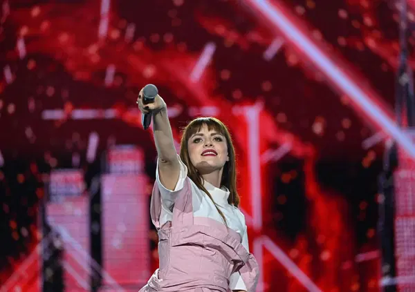 Pausini, Mengoni, Annalisa e gli altri 'intoccabili' sui social. Ma la critica non genera odio, i fanatismi invece s&igrave;. Mentre Grignani...