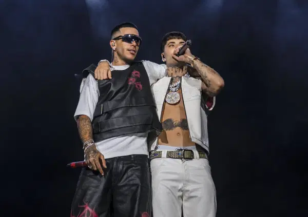 Siamo stati al concerto di Sfera Ebbasta e Shiva a Fiera Milano, ma com&rsquo;&egrave; stato? Ingressi mal gestiti, niente playback e un pubblico numeroso. Il trono della trap &egrave; occupato?