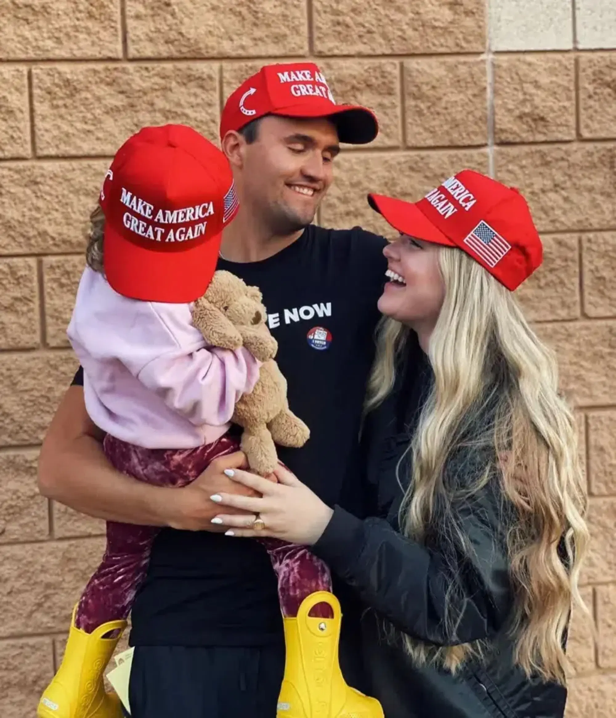 Charlie e Erika Kirk con la loro prima figlia