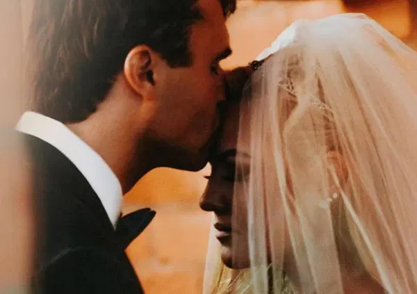 Se volete capire Charlie Kirk guardate il profilo Instagram di sua moglie Erika: &ldquo;Le mie foto preferite sono quelle in cui si vede l&rsquo;inizio di un bacio con mio marito&rdquo;. &Egrave; tutto qui