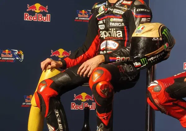 Chi &eacute; davvero Marco Bezzecchi? Un pilota scalzo, con una gamba di legno in mano, che &ldquo;spiazza&rdquo; Marc Marquez e "minaccia" quelli del suo box: "ci vediamo tra un'ora"