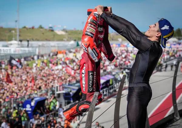 Non fate i furbi: Marc Marquez con l&rsquo;esultanza alla Messi voleva solamente attaccare Valentino Rossi e la marea gialla. Ci &egrave; davvero riuscito?