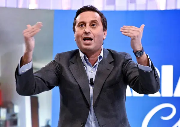 Ma David Parenzo &egrave; il nuovo Emilio Fede? Ecco come si &ldquo;modella&rdquo; tra Cairo (Aria che tira su La7), La Zanzara con Cruciani e potenti. Meno mondano, forse, ma&hellip;