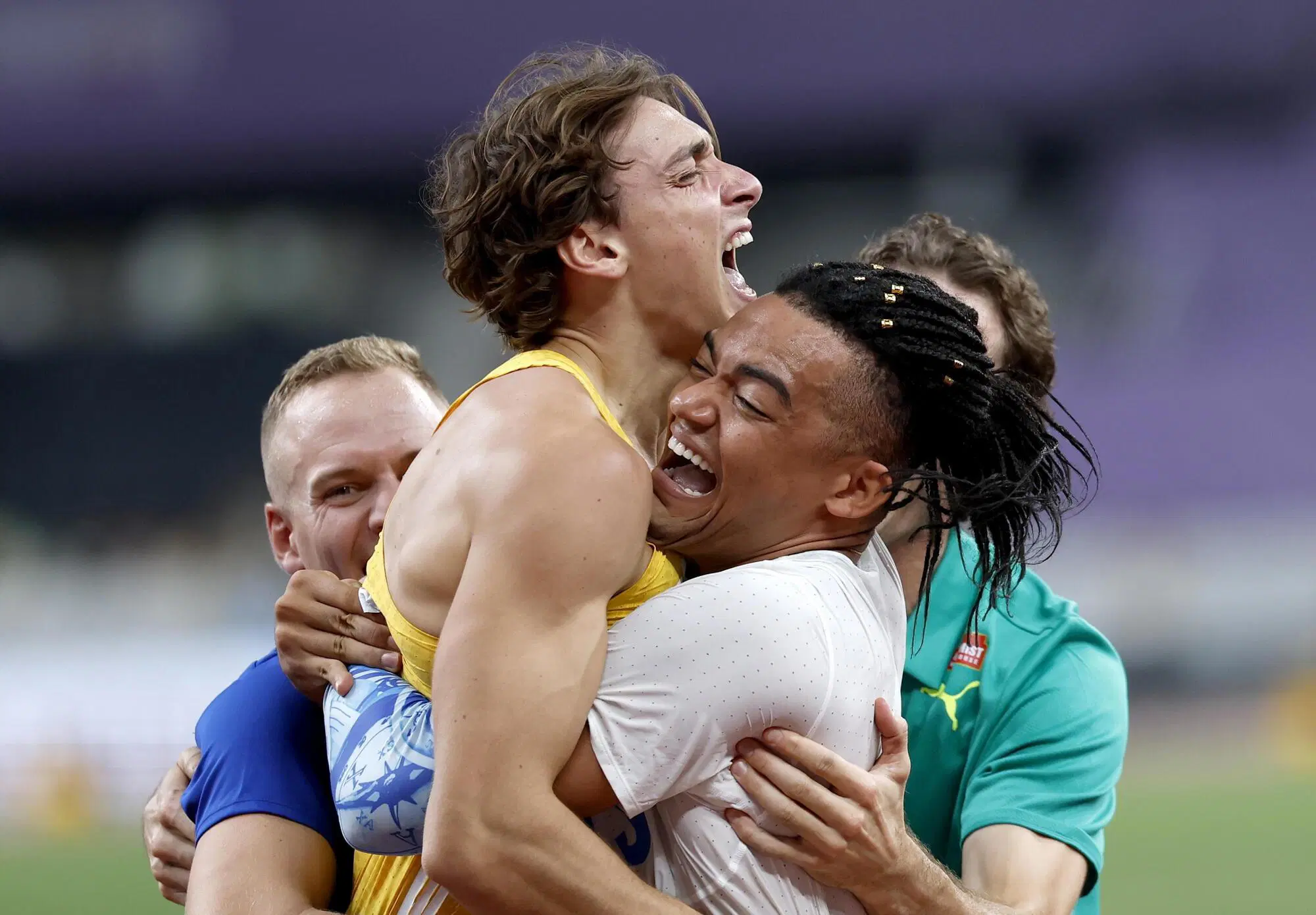 Armand Duplantis festeggia con Emanuil Karalis, Kurtis Marschall e Sam Kendricks
