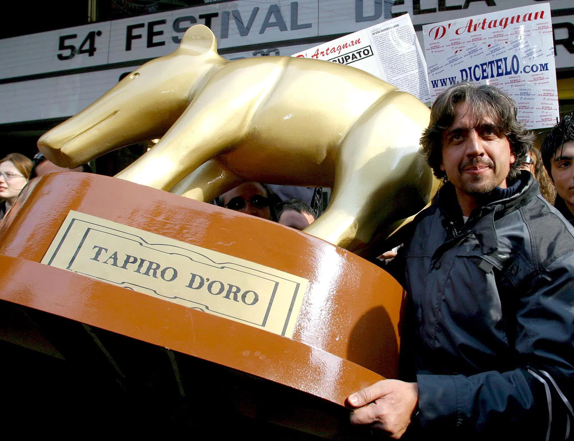 Valerio Staffelli con un Tapiro gigante