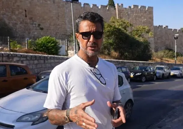 Falsissimo (per abbonati) a Gaza: Corona a Israele arriva al confine con la Striscia e intervista ebrei e arabi: &ldquo;La guerra &egrave; umanitaria&rdquo;, &ldquo;Non c'&egrave; democrazia&rdquo;. Ma il surf e il calcio a pochi kilometri dal genocidio?