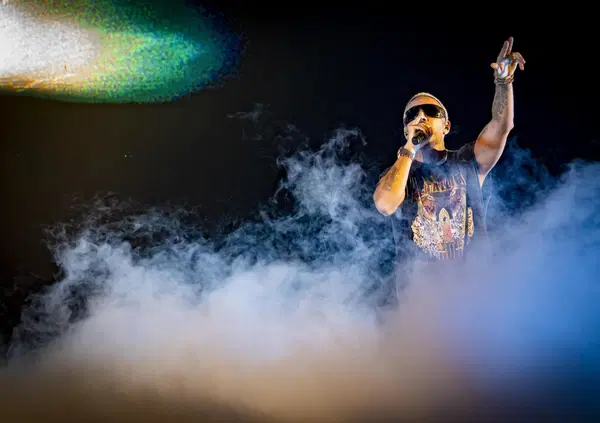 Luch&egrave; conquista il Forum di Milano tra fiamme, hit e confessioni shock: "Ho pensato di evaporare&rdquo;. La prossima sfida? La Reggia di Caserta...