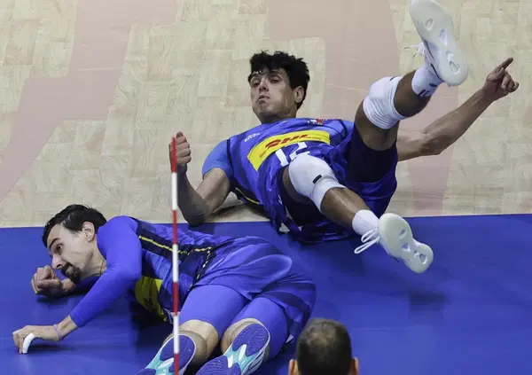 Italia, ma che fai? La Nazionale perde contro il Belgio (3-2) e si gioca tutto con l&rsquo;Ucraina. E la scena al Mondiale di volley se la prendono Lucchetta e Colantoni in telecronaca