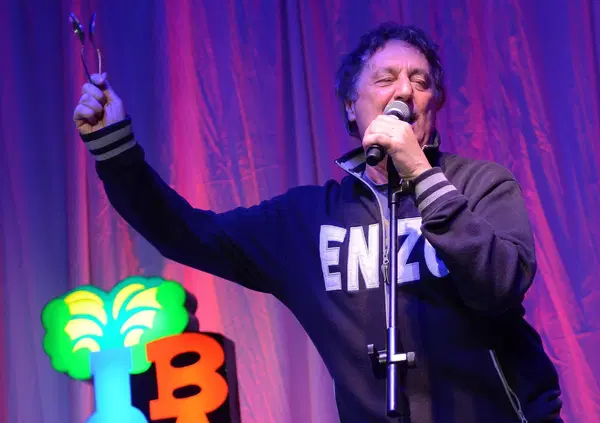 La Striscia ci Gaza! Enzo Iacchetti &egrave; il nostro Che Guevara? &Egrave; (anche) per questo che sclera a &Egrave; sempre Cartabianca e il programma di Antonio Ricci non riparte su Canale 5?