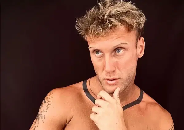 Lorenzo De Ferrari (Il Defe) &egrave; il filosofo che ci meritiamo? Tra Socrate e addominali di marmo, ricerca di identit&agrave; (da Fichte) a preghiere "sexy", ma non sar&agrave; che lo "Zac Efron italiano" punta solo a scopa*e?