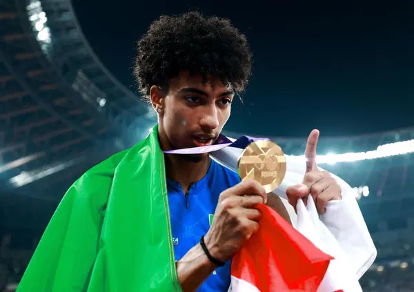 Mattia Furlani, quando vinci ai Mondiali l'unico oro dell'Italia e la mamma ti dice: &ldquo;Rimetti il numero&rdquo;. Dopo Tamberi e Jacobs l'atletica azzurra &egrave; lui. A lungo?