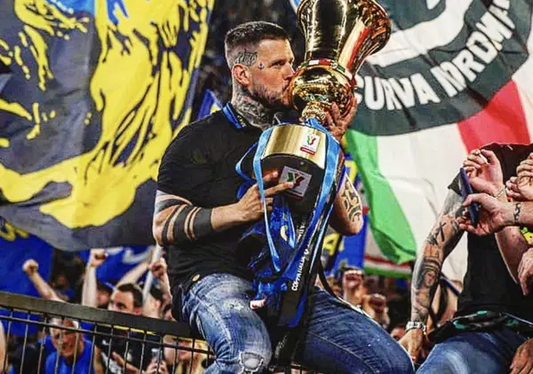 Per la prima volta parla Aurora Simoncini, moglie di Ferdico: &ldquo;Mio marito non &egrave; un pentito, si far&agrave; il carcere con dignit&agrave;&rdquo;. E arriva anche la smentita degli avvocati dell&rsquo;ex capo ultras