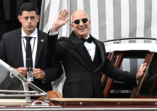 Bezos con Elkann diventa &ldquo;Eroe del clima&rdquo;: Tech Week (con droni di Leonardo) e La Stampa, siamo seri? Ma sapete cosa fa Amazon (anche su Gaza)?