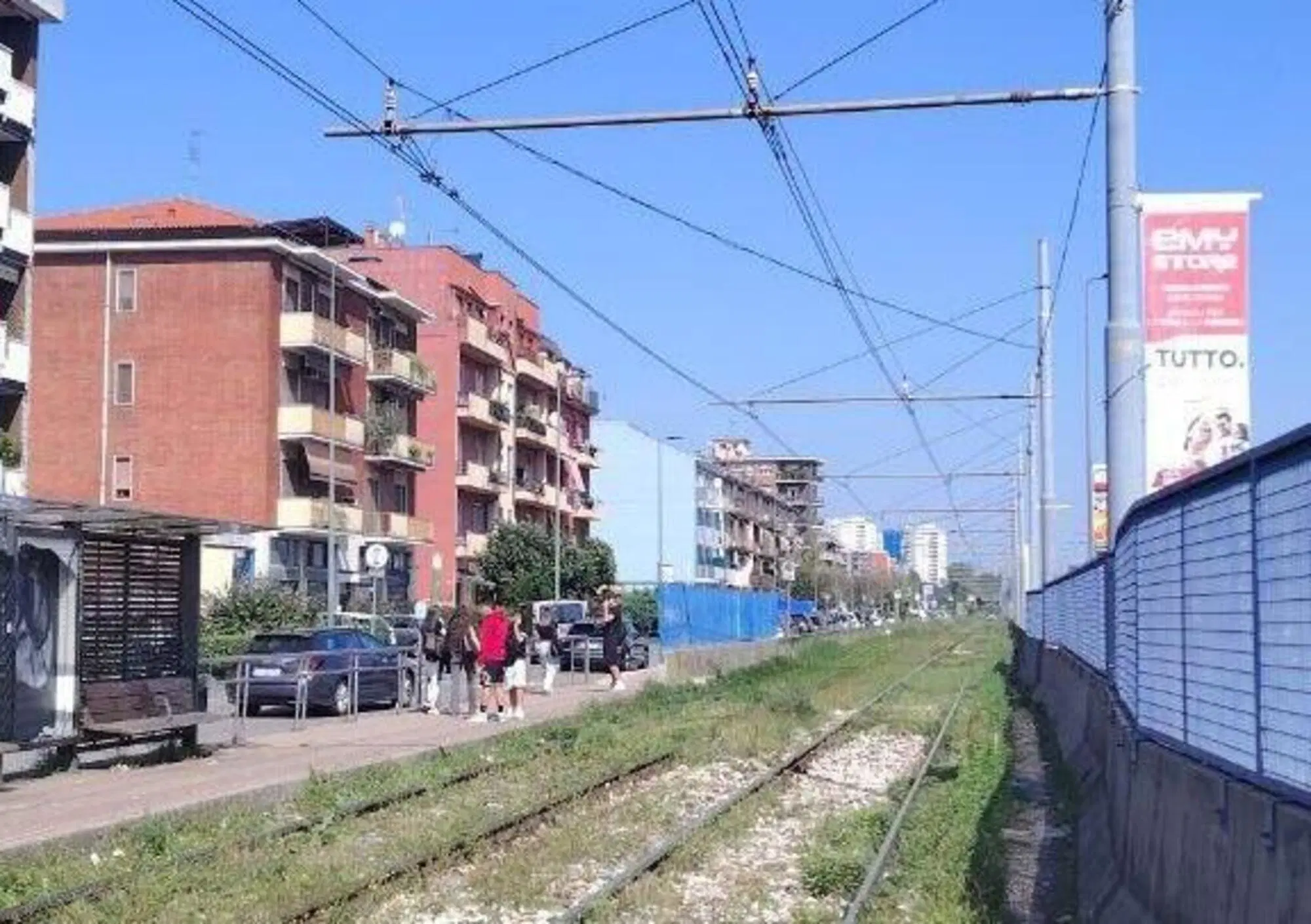 La fermata del 15 di via Curiel all'angolo con via Lambro, Rozzano