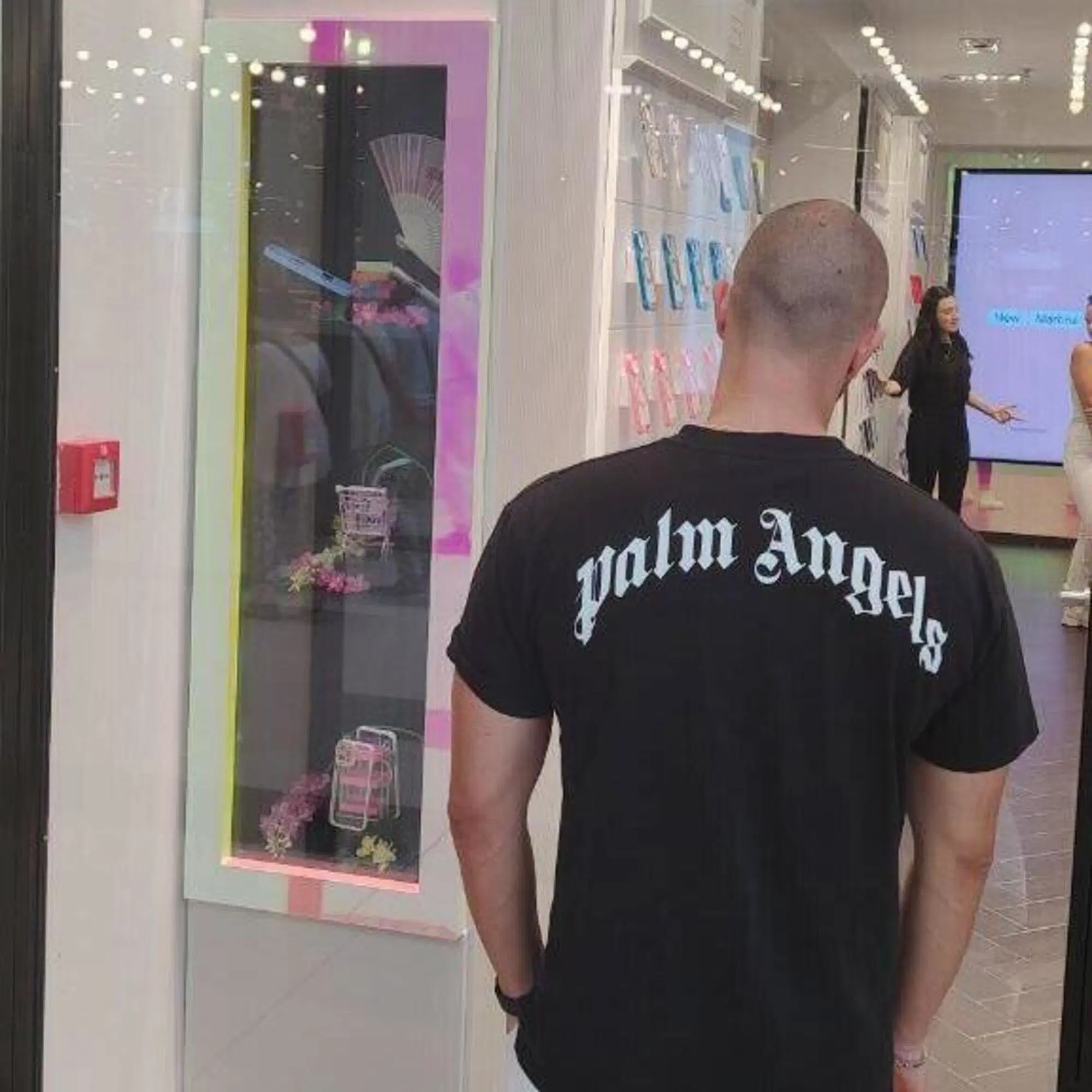 Cliente di New Martina a Rozzano con t-shirt Palm Angeles