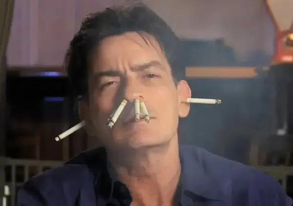 Chili di cocaina, ketamina, alcool e tanta, tantissima rabbia: Charlie Sheen si racconta su Netflix e non chiede scusa a nessuno  