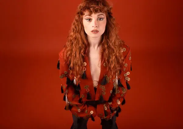 Ci sono Mille motivi per ascoltare chi canta un Risorgimento: &ldquo;La gente &egrave; stanca, non scopa e non dorme. Arriva scema al 27. C&rsquo;est fantastique&hellip;&rdquo;