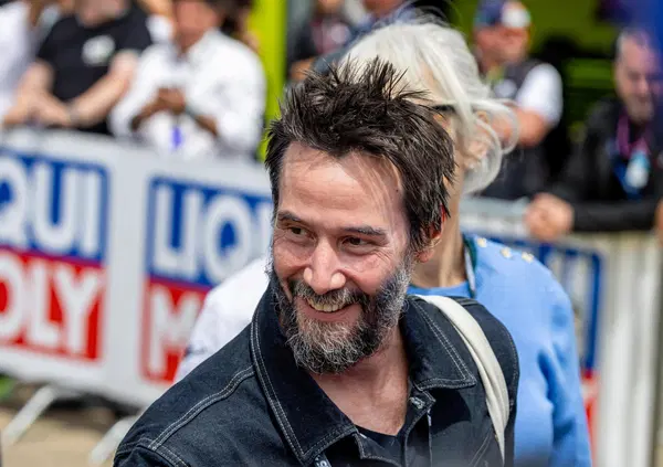 Cani, Keanu e un paddock demolito: Liberty Media sta trasformando la MotoGP in una Formula 1 con la met&agrave; delle ruote