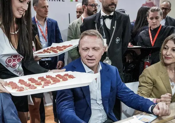 Piazze piene per la cucina italiana patrimonio dell'Unesco? Aldo Grasso smonta l&rsquo;iniziativa: &ldquo;Il problema sono i dazi: l&igrave; si doveva scendere in piazza&rdquo;. E sullo &ldquo;Slow Food in salsa Lollobrigida&rdquo;&hellip;