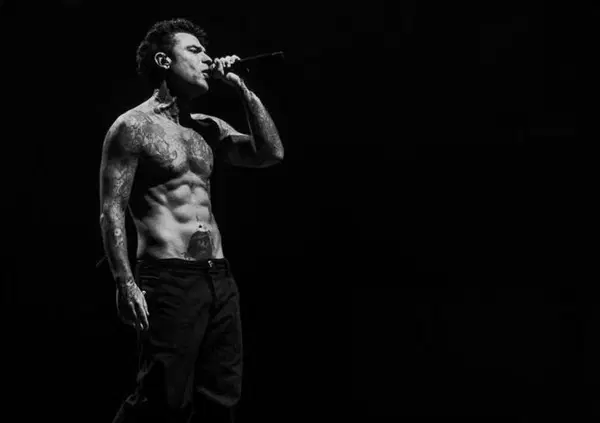Le polemiche sul sold out? Al Forum di Assago Fedez smentisce gli invidiosi. &Egrave; lui (nel bene e nel male) il narratore di questa Italia. La sua forza? Le fragilit&agrave;, che sono anche le nostre