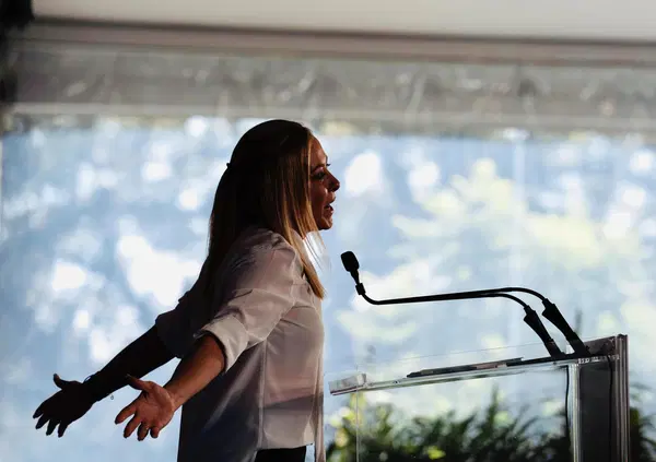 Giorgia Meloni ha cambiato di nuovo taglio di capelli: ecco cosa significa davvero il nuovo look "half up hair"