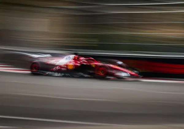 Dopo l&rsquo;ennesimo disastro Ferrari a Baku, a Maranello serve un miracolo. Tipo quello di Charles Leclerc e Carlos Sainz in furgone verso Monaco