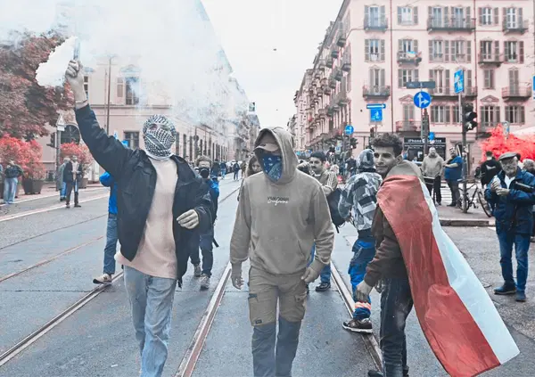 Sono allo sciopero per Gaza di Torino, 20 mila persone, la pioggia e il ricordo del filosofo Gianni Vattimo: e ora il governo riconosca lo Stato di Palestina (come Regno Uniti e Francia). A chiederlo &egrave; &ldquo;la meglio giovent&ugrave;&rdquo; d&rsquo;Italia