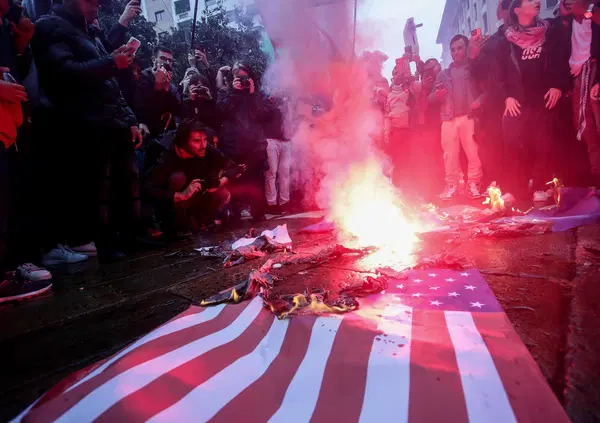 L'ITALIA BRUCIA! Manifestano per la pace e scatenano una guerra? Le bandiere pro Gaza, la guerriglia, l'assalto alla stazione di Milano e le cariche della polizia: la Gen Z ha fallito?