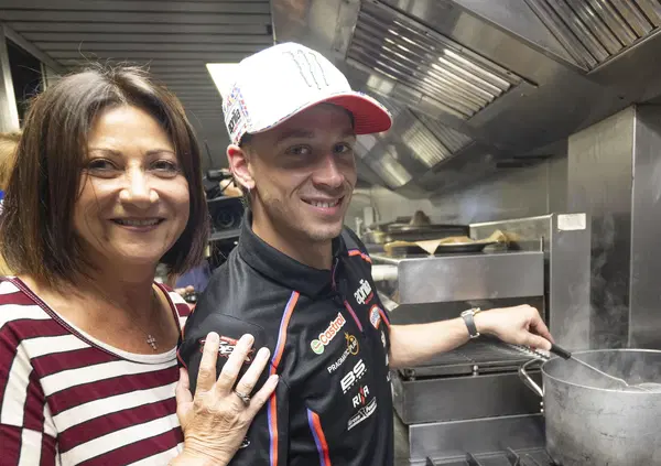 Come si mangia (e quanto si beve) in MotoGP? Un intenso viaggio lungo una stagione nelle hospitality del paddock, tra cene stellate e colpi di Prosecco DOC