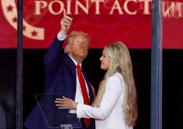 Dalle unghie smaltate della moglie ai balletti di Trump: altro che fede, il funerale di Charlie Kirk &egrave; uno show per fanatici. E se i Maga fossero davvero cristiani ora condannerebbero Israele 