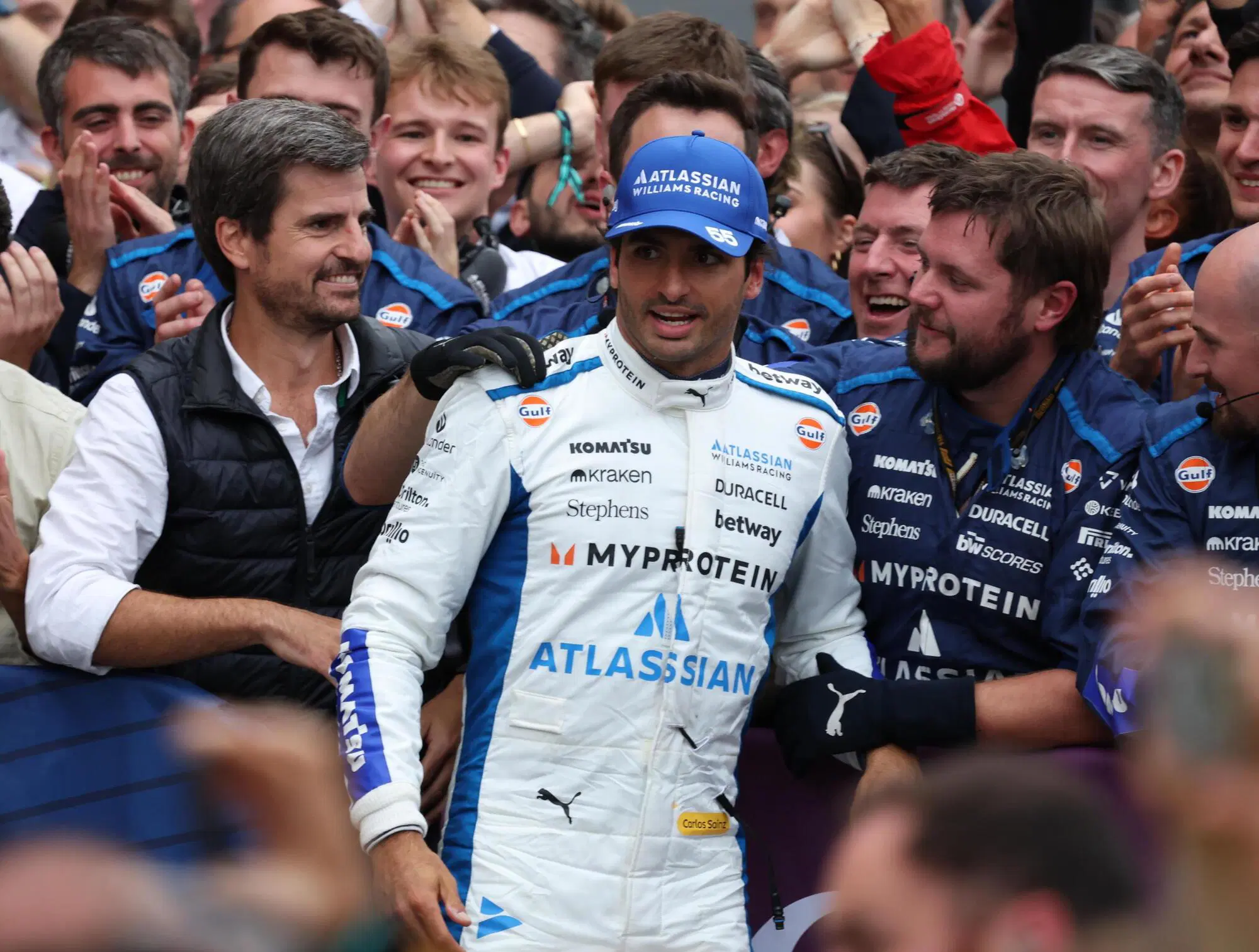 Carlos Sainz festeggia il podio di Baku con la sua squadra
