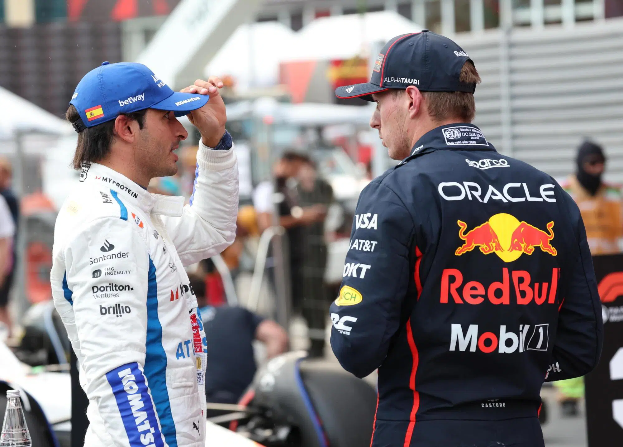 Carlos Sainz insieme a Max Verstappen dopo la qualifica in Azerbaijan