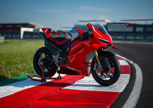 Forse non ve ne siete accorti, ma la nuova Ducati Panigale V4R ha le tette! Poi, va be&rsquo;, le hanno chiamate Corner Sidepods&hellip;