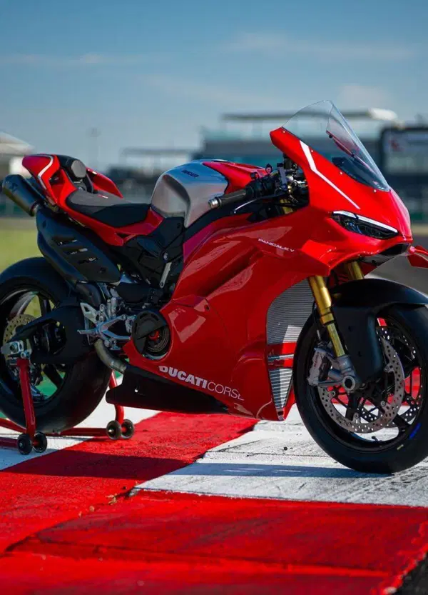 Forse non ve ne siete accorti, ma la nuova Ducati Panigale V4R ha le tette! Poi, va be&rsquo;, le hanno chiamate Corner Sidepods&hellip;