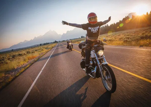 Vi spieghiamo la filosofia della motocicletta: perch&eacute; il viaggio conta pi&ugrave; della meta e guidare &egrave; un atto politico (anche di sopravvivenza alla modernit&agrave;)