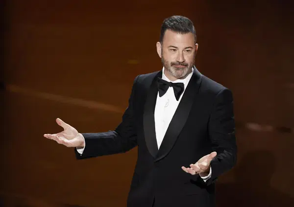 Jimmy Kimmel torna in onda su Abc (Disney): ecco come si fa, tra colleghi che ci mettono la faccia e abbonamenti disdetti. E noi dovremmo prendere esempio...