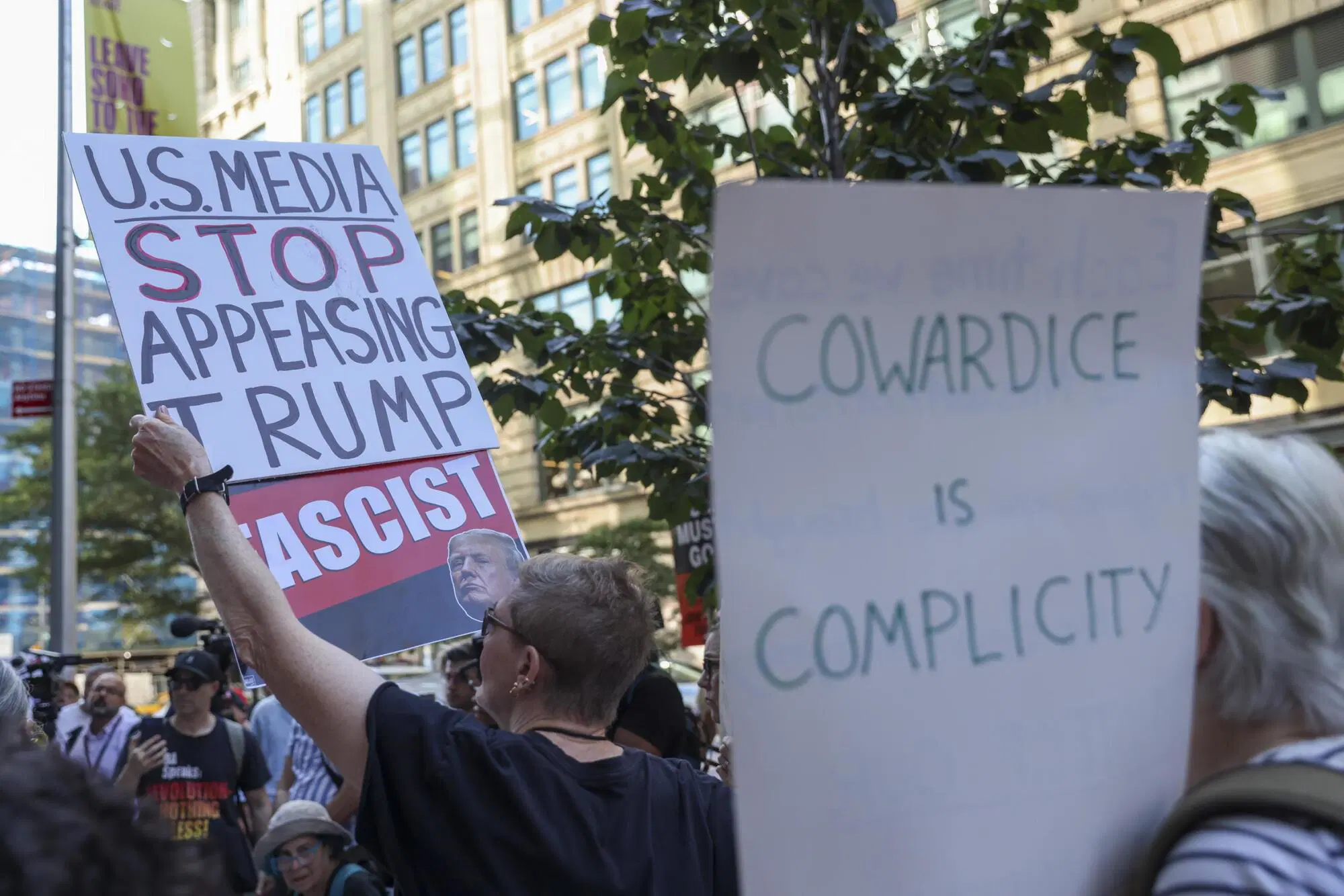 proteste New York dopo cancellazione Jimmy Kimmel