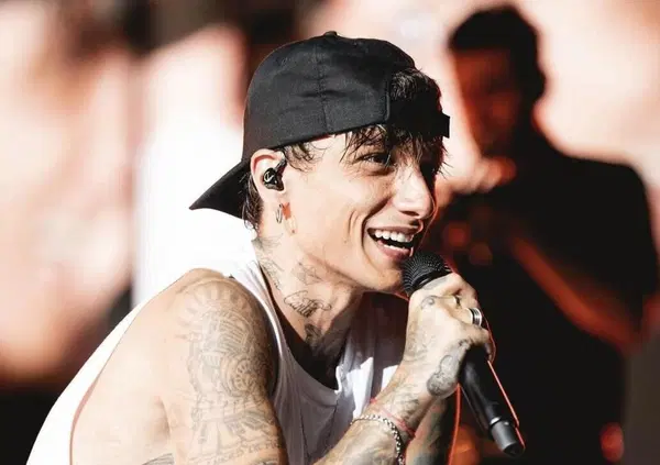 Ultimo pronto a risolvere il problema del traffico romano con il suo raduno a Tor Veragata nel 2026? Ecco l&rsquo;email arrivata ai 250 mila che hanno acquistato il biglietto: ma cosa sta organizzando Niccol&ograve; per i suoi fan?