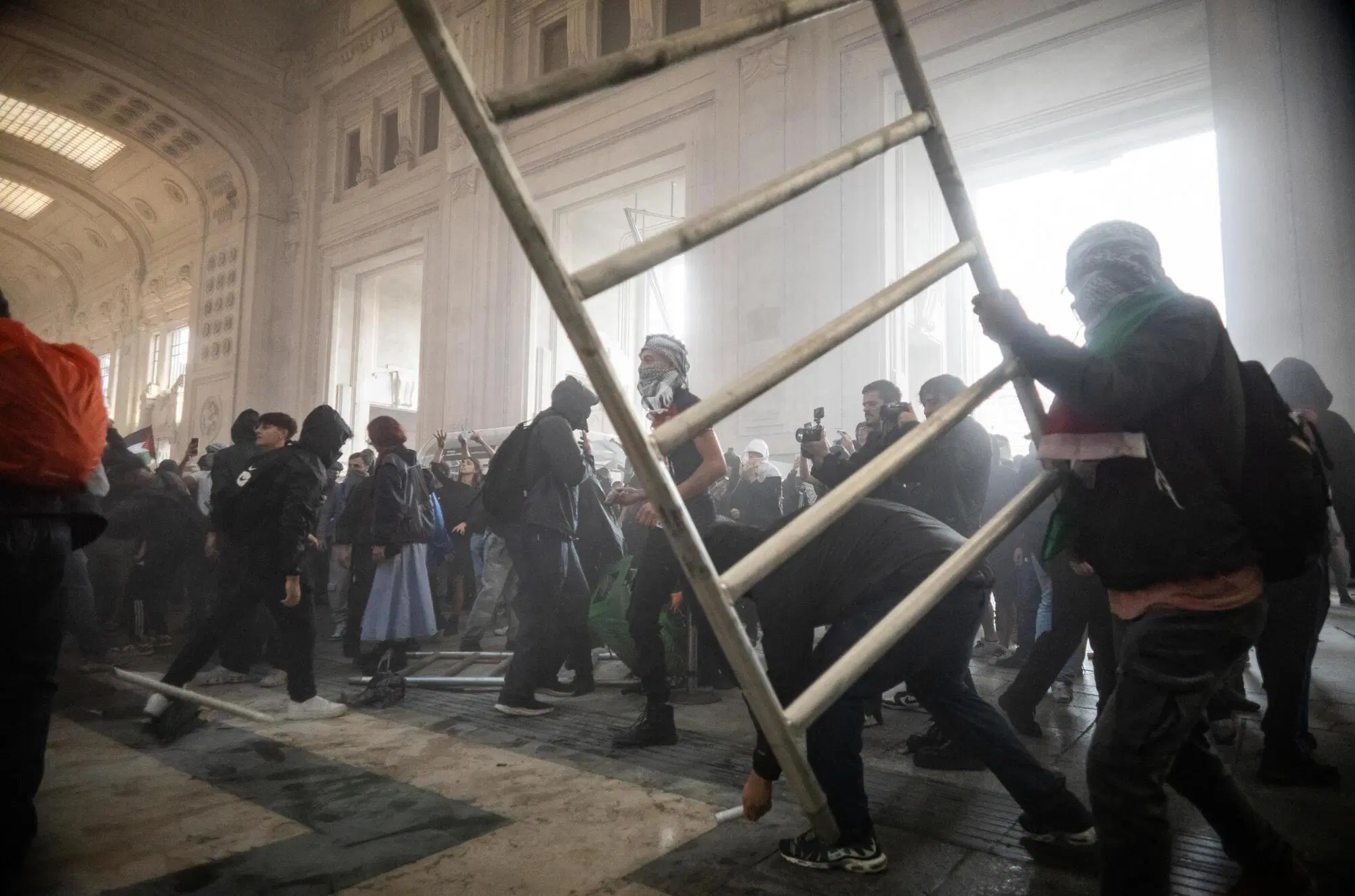Gli scontri in Stazione Centrale a Milano