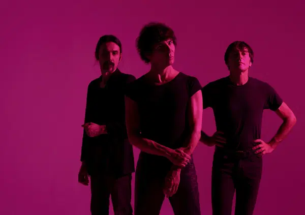 Abbiamo fatto ascoltare Il Male, il disco degli Zen Circus, al poeta Aldo Nove. Il risultato? "Addio Vasco e Ligabue: con loro riparte la rivoluzione del rock&hellip;"