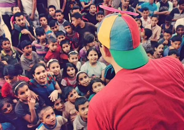 Ma come si fa a ridere in guerra? Invece &egrave; fondamentale, soprattutto per i bambini (anche di Gaza)! Ecco la storia del clown Marco Rodari (in arte Claun Il Pimpa) che riporta il sorriso a chi ne ha pi&ugrave; bisogno
