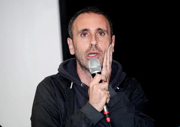 Altro che scontri, Zerocalcare racconta cos&rsquo;&egrave; successo davvero alla manifestazione per la Palestina a Milano: &ldquo;Sono entrato in stazione e non c&rsquo;&egrave; traccia dell&rsquo;incredibile devastazione di cui parlano i governanti&rdquo;. Si vuole solo distogliere l&rsquo;attenzione?