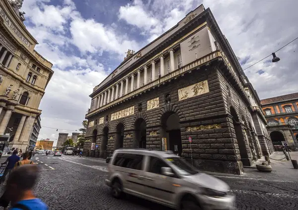Al Teatro San Carlo si indaga per peculato sulle nomine poco trasparenti che abbiamo tirato fuori nella nostra inchiesta. Ecco tutti i nomi che abbiamo fatto in questi mesi. E De Luca attacca Manfredi: &ldquo;Coperto di vergogna&rdquo;