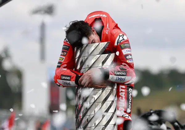 Fumo, lacrime e tutto il resto: quell'assassino di Marc Marquez vince il 9&deg; titolo mondiale da essere umano