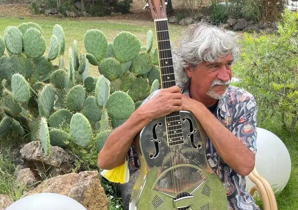 Intervista totale a Ezio Guaitamacchi! &ldquo;Se sei cresciuto con David Bowie, a che serve Lucio Corsi?&rdquo; Il decano del giornalismo rock tra il mito Jim Morrison e Trump con la faccia da maiale. E sui Nirvana e Red Ronnie&hellip;