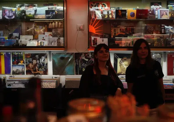 La folle storia del Supersonic Record Store, che da Foligno porta la gente a New York partendo da un ex cinema a luci rosse