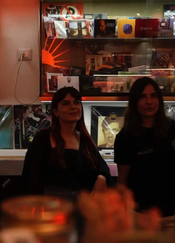 La folle storia del Supersonic Record Store, che da Foligno porta la gente a New York partendo da un ex cinema a luci rosse